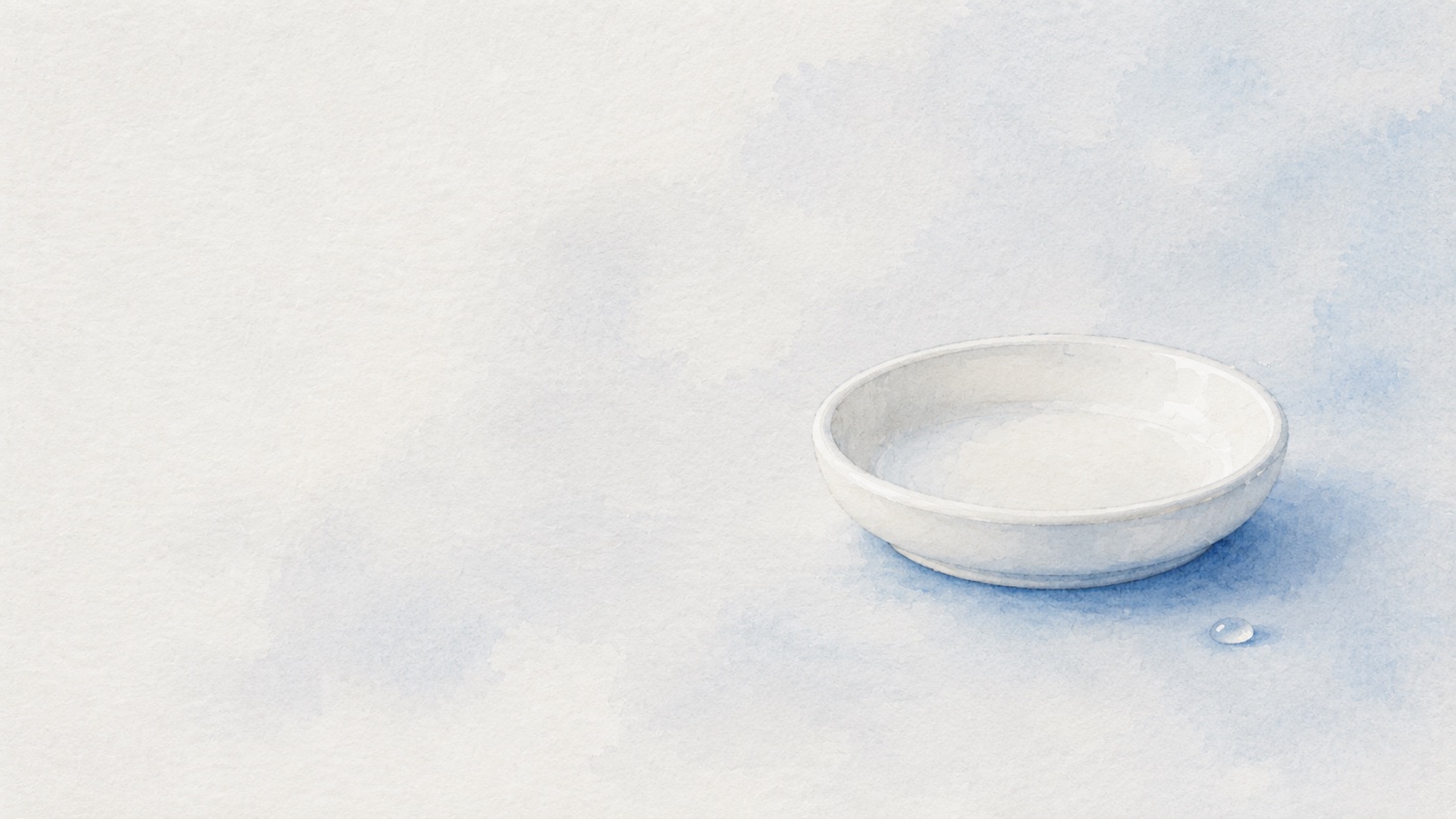 ペールブルーグレーの水彩背景に白磁の小さな受け皿のイラスト ― 採卵工程と準備を整理する