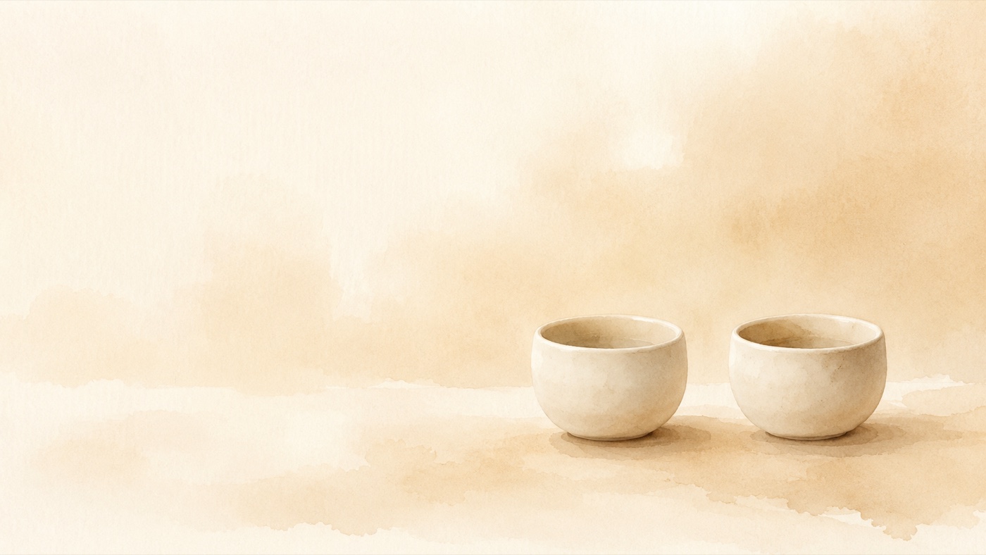 取っ手のない小ぶりな陶器カップ2つの水彩イラスト ― 家計を二人で話し合う