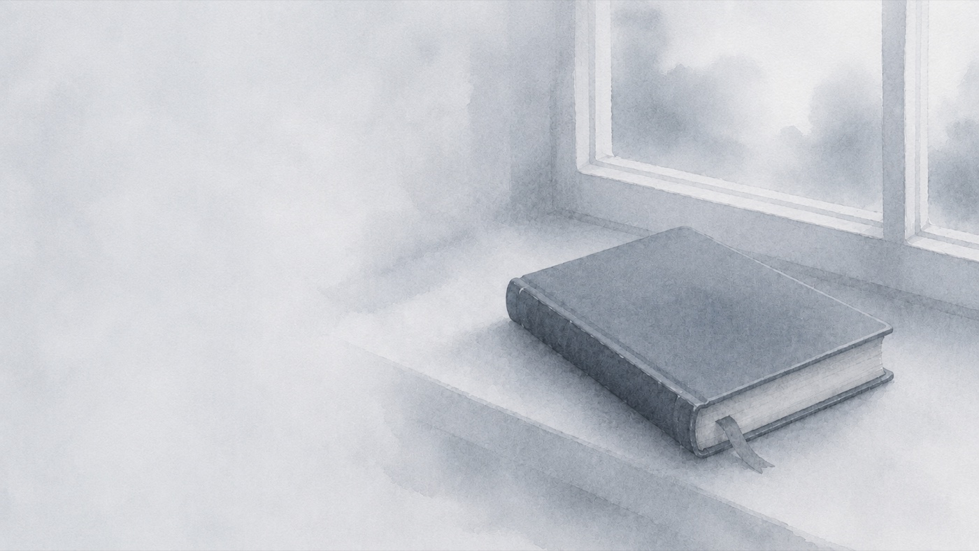 窓辺に置かれた閉じた本と栞の水彩イラスト ― 妊活を少し休む期間に考えること
