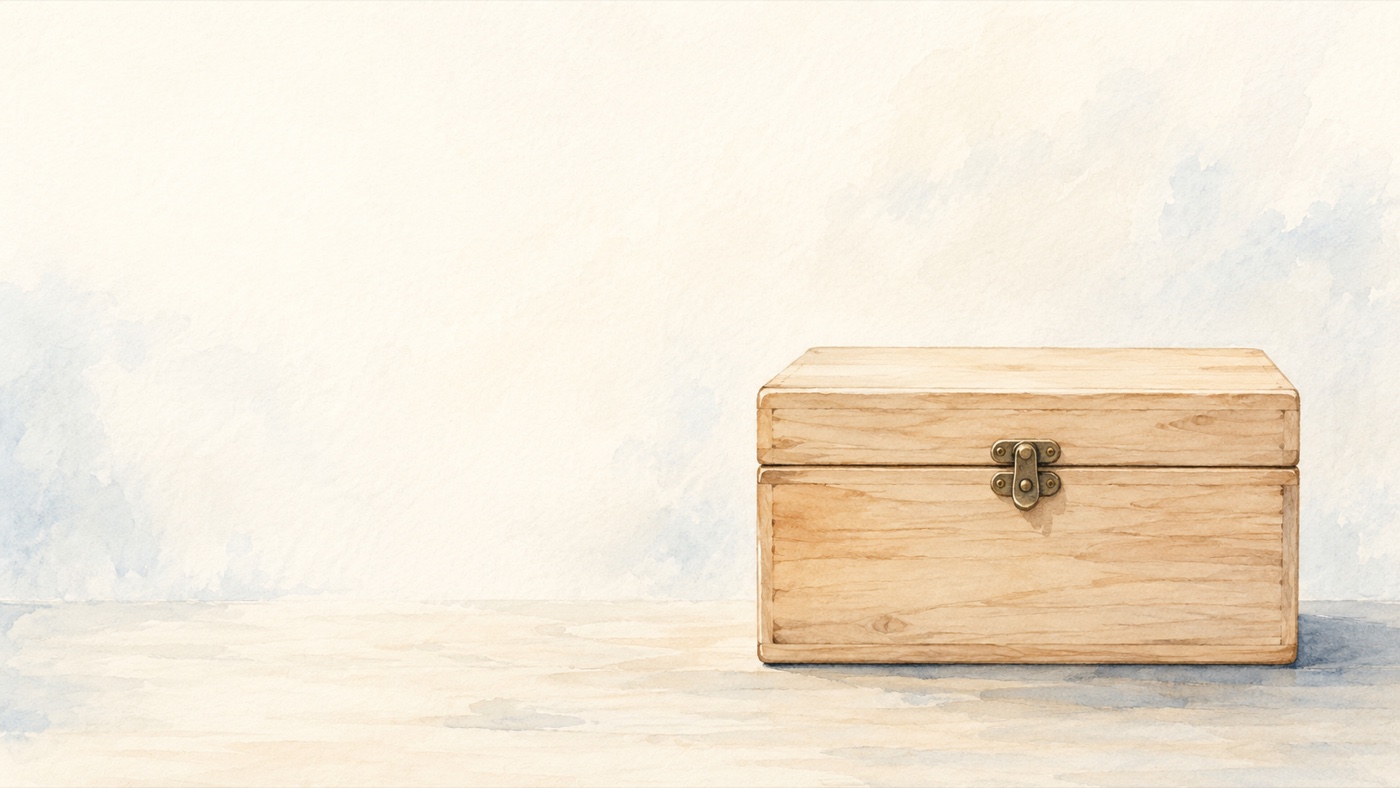 ミストブルーの水彩背景に留め金つきの小さな木製の箱が置かれたイラスト ― 凍結胚移植の流れと費用の考え方を整理する